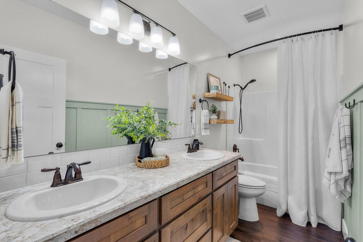 Photo of 16528 Pine Creek Drive 16 of 31