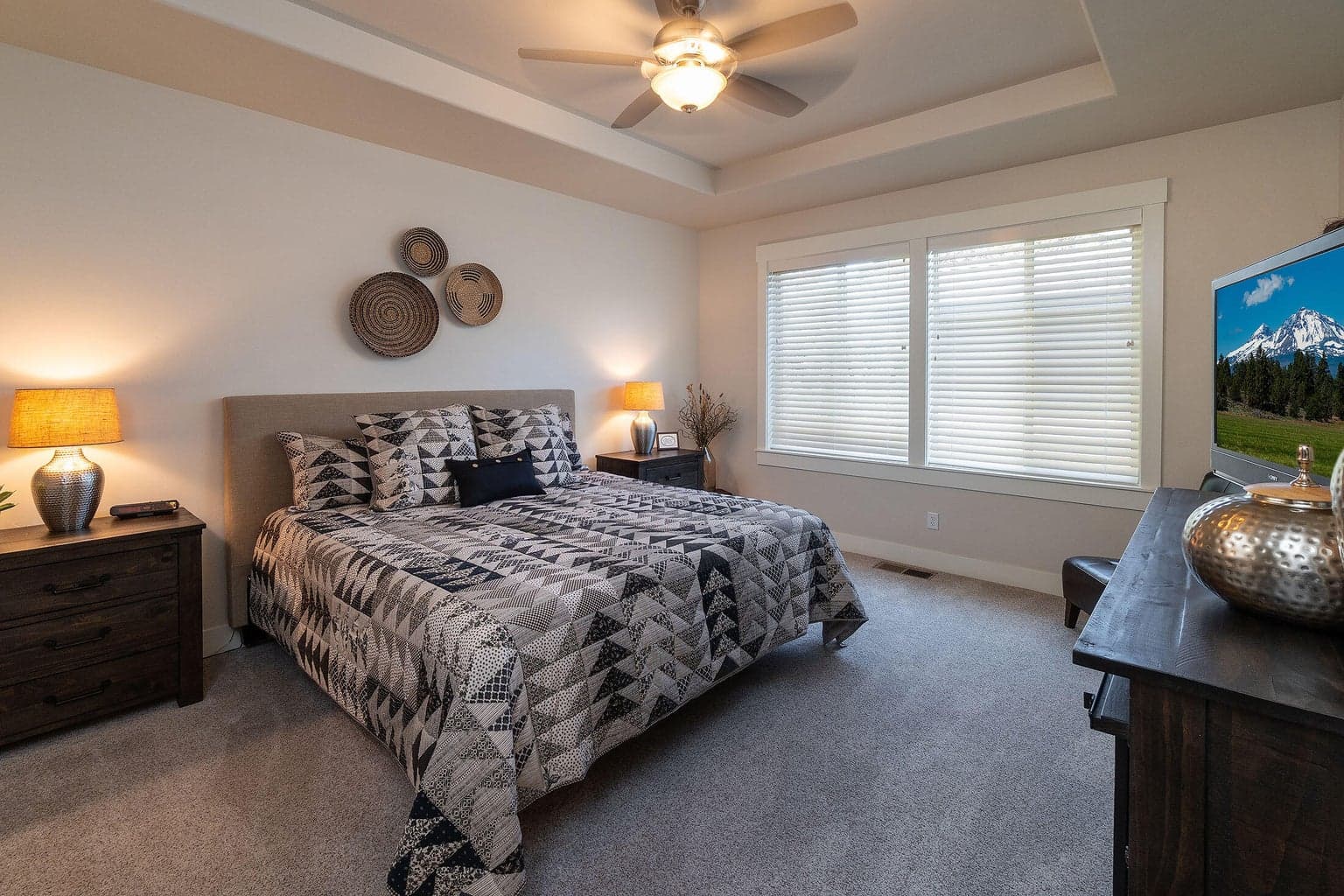 primary suite with king bed