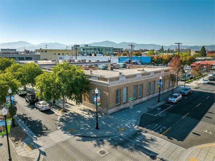 145 Bartlett