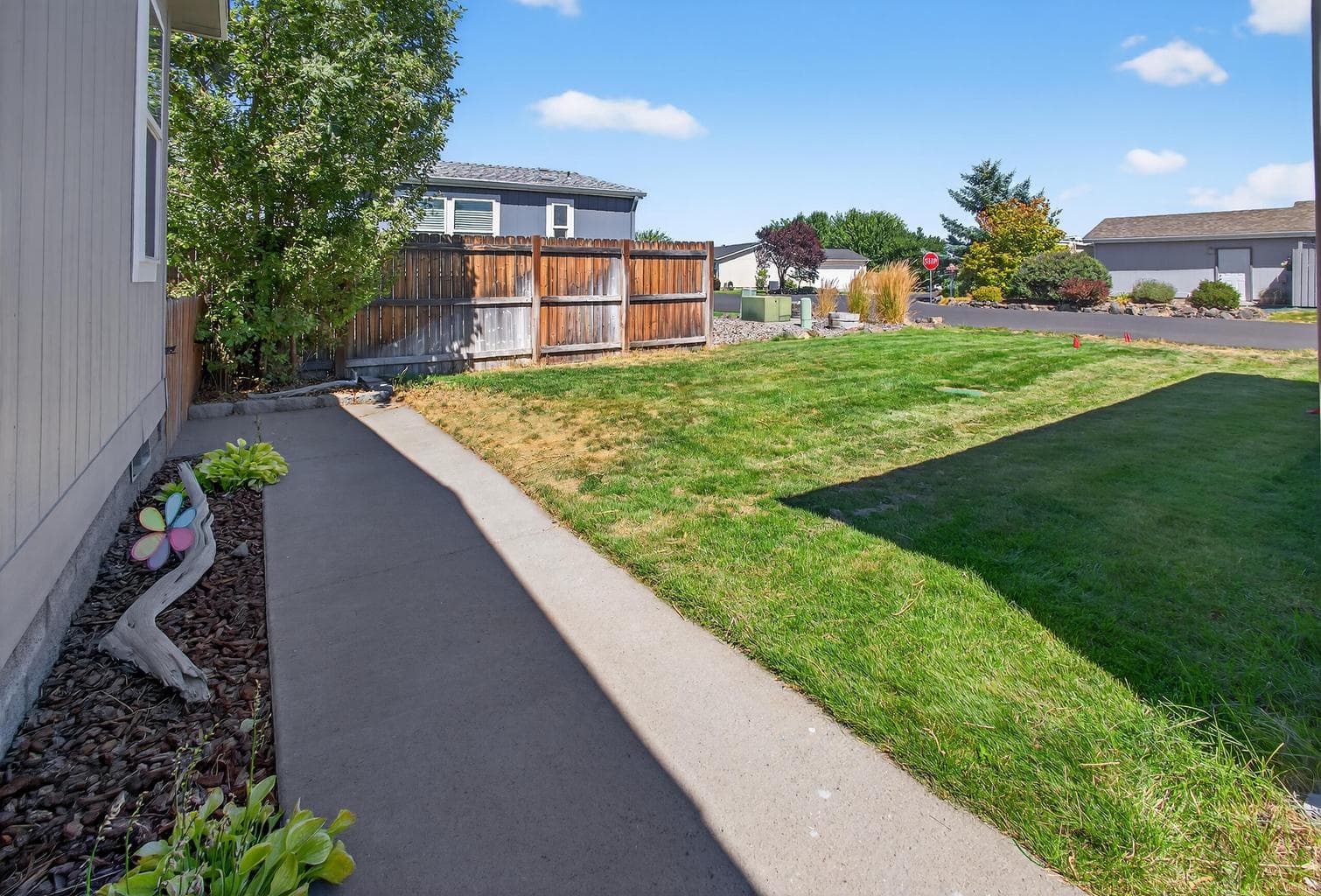 Additional yard space beside the garage