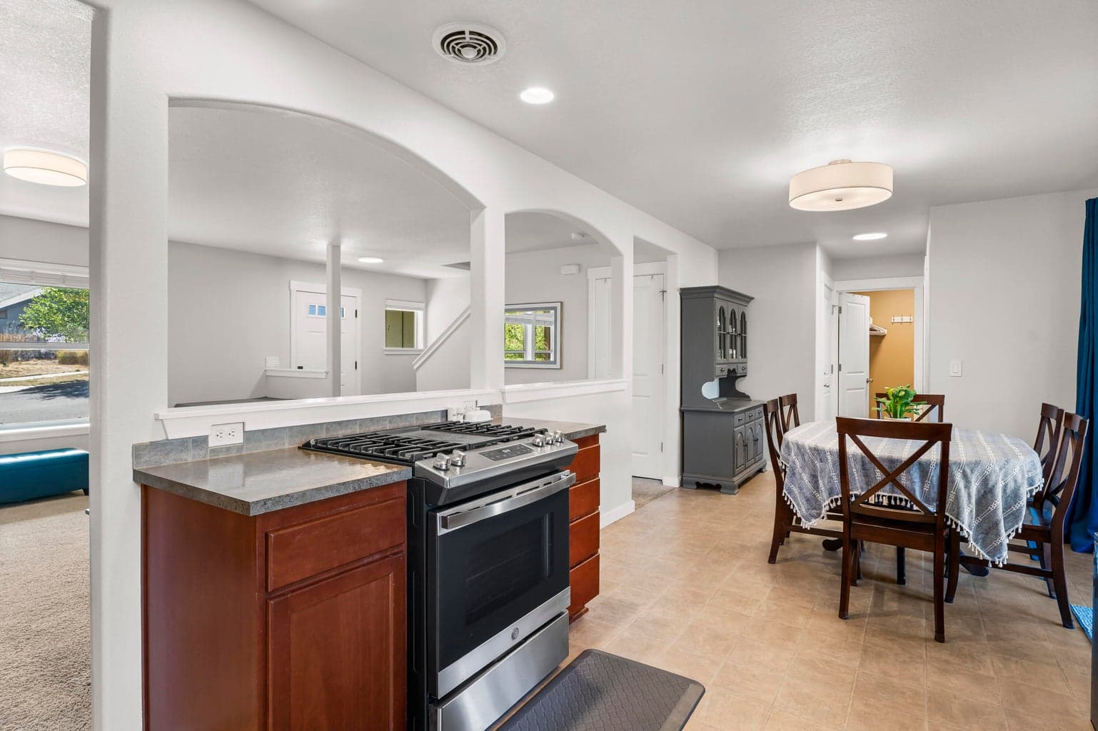Photo of 3227 NE Sandalwood Drive 14 of 43