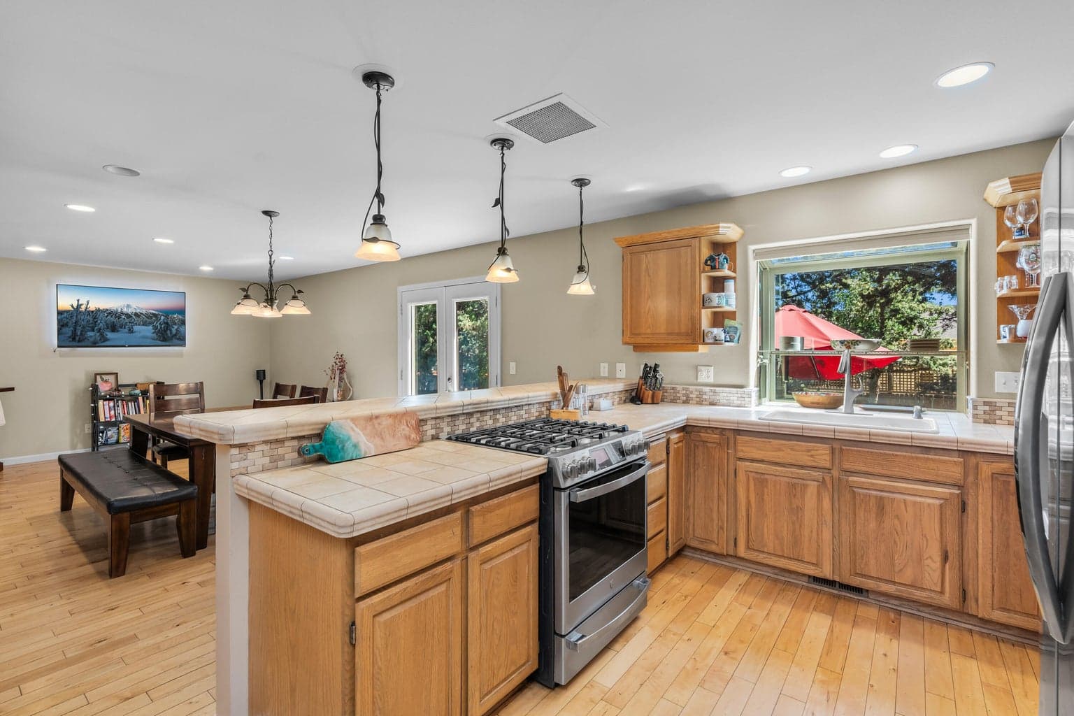 Photo of 988 SE Sunwood Court 6 of 29