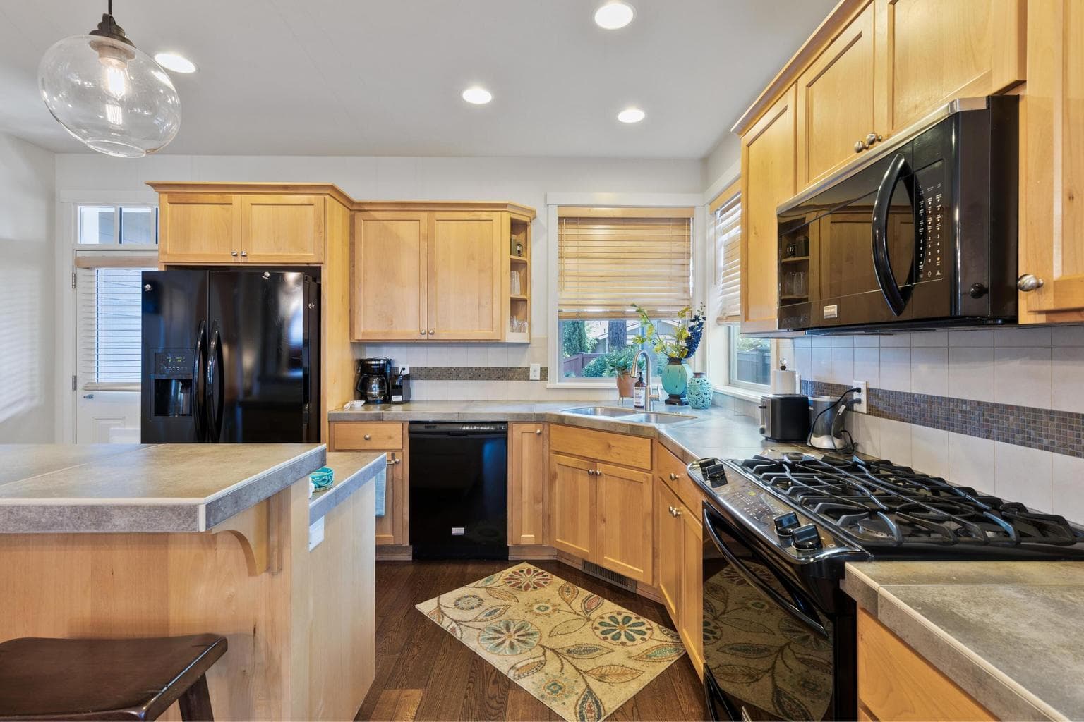 Photo of 2153 NW Clearwater Drive 12 of 26