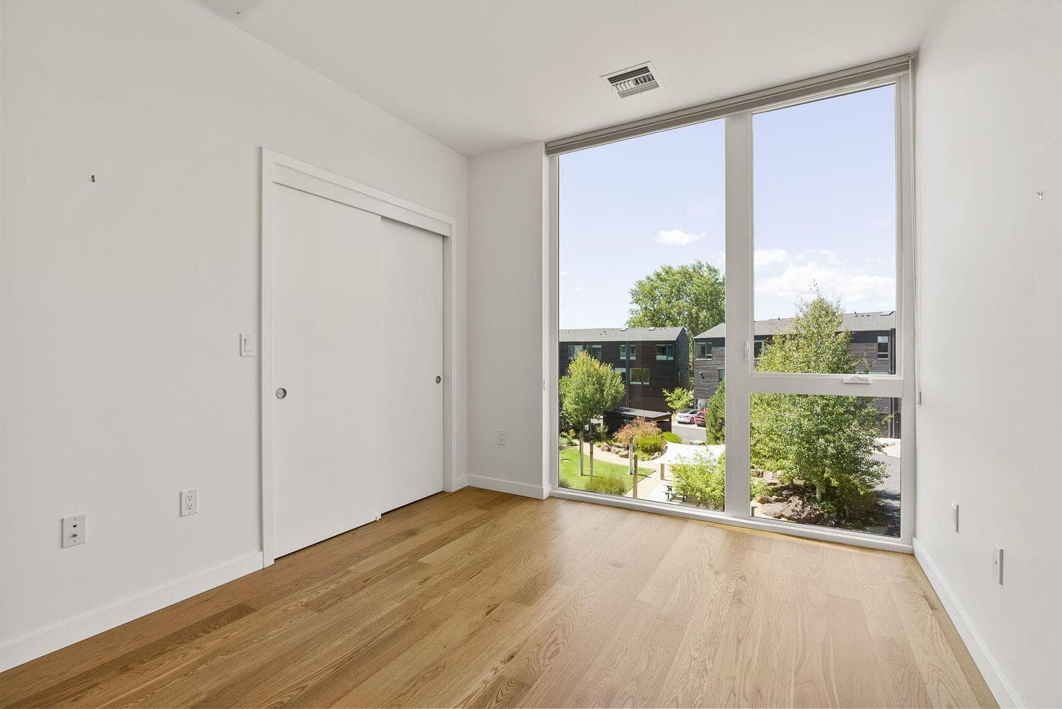 White Oak hardwood flooring and peek-a-boo views of the North Sister and community common space.