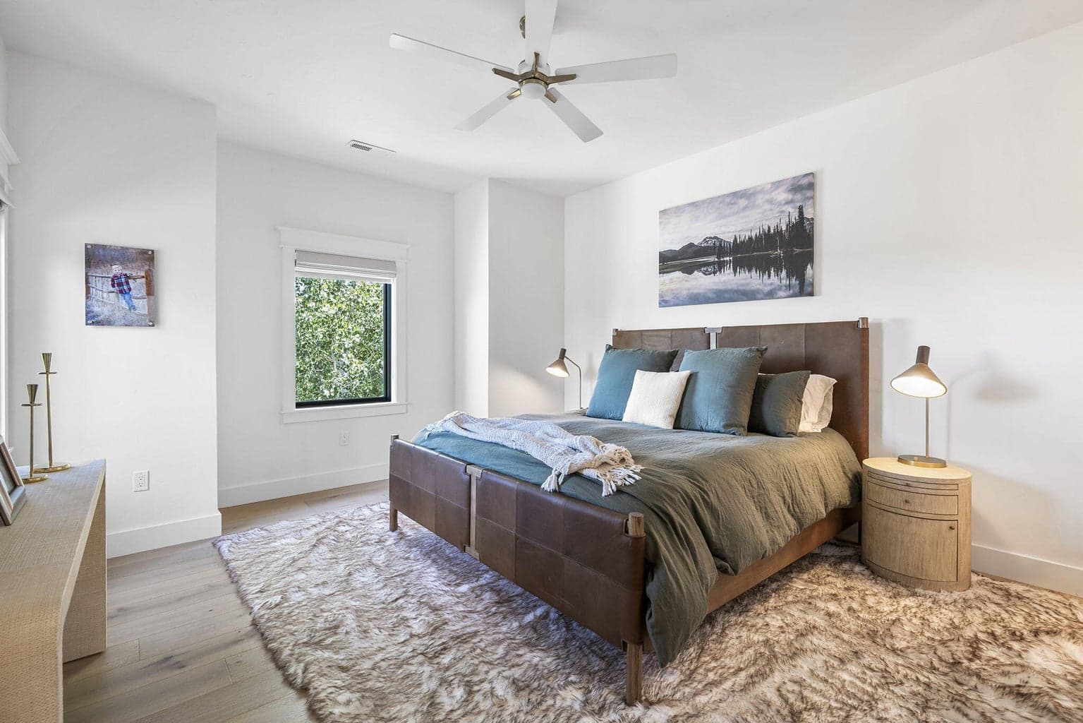 Upper level guest room with en suite bath and walk in closet