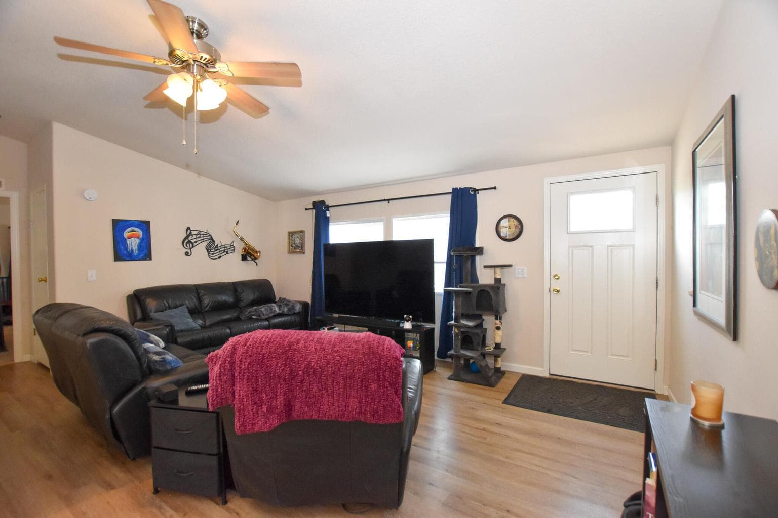 Photo of 2447 Mariposa 5 of 26