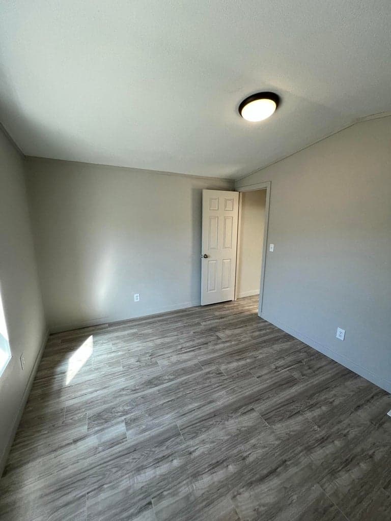 Photo of 1201 SW 28th Street 14 of 21