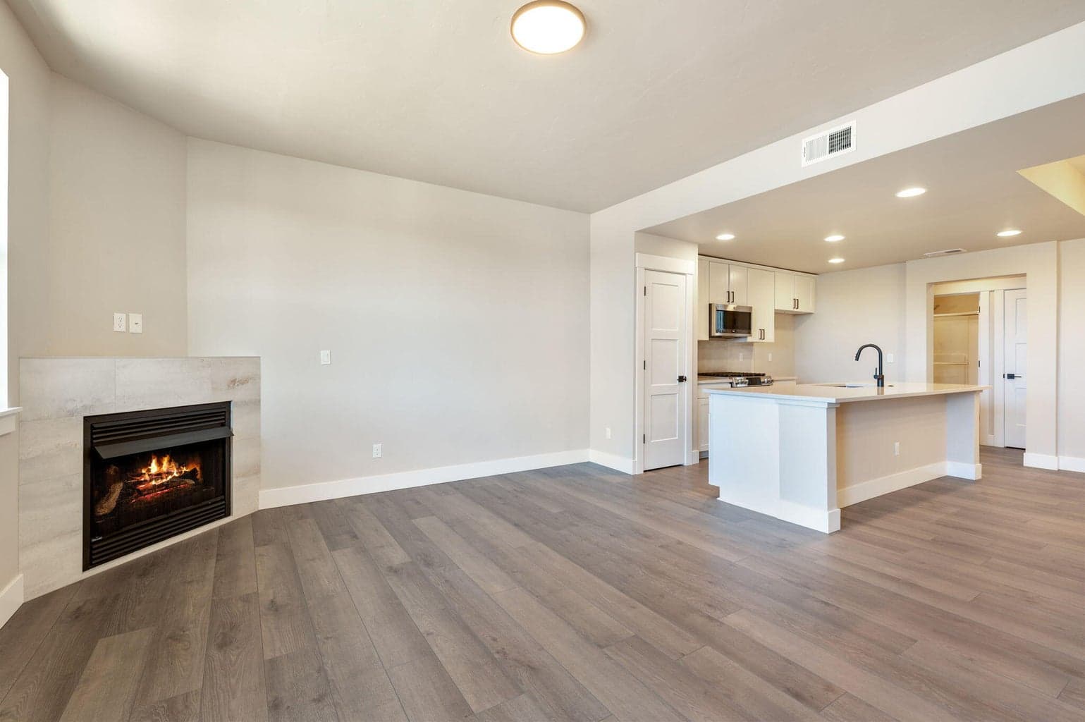Photo of 20520 Empire 4 of 32