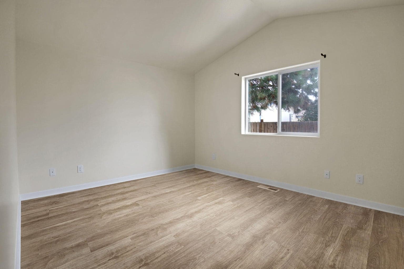 Photo of 2870 NE Jackdaw Drive 7 of 19