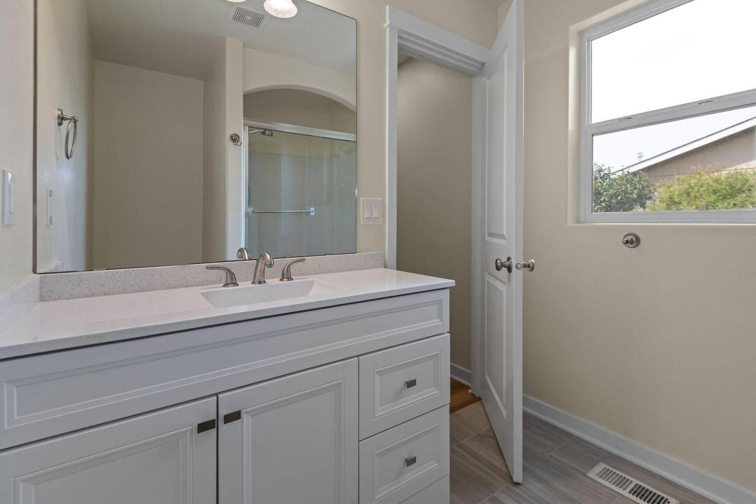 Photo of 2870 NE Jackdaw Drive 8 of 19