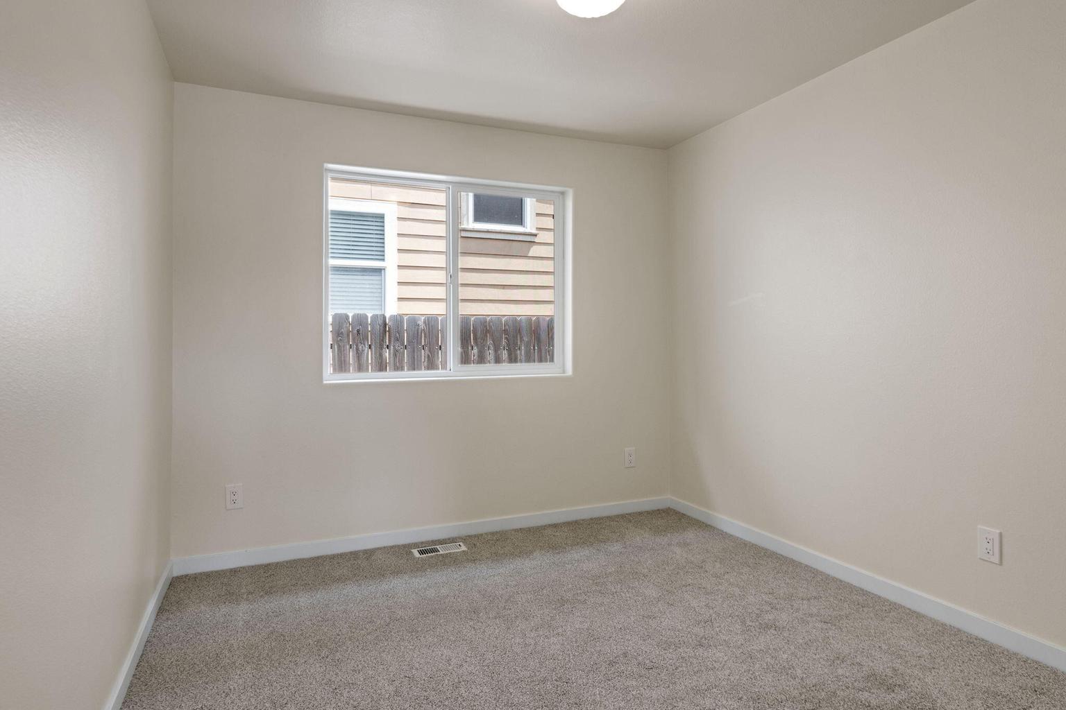 Photo of 2870 NE Jackdaw Drive 11 of 19