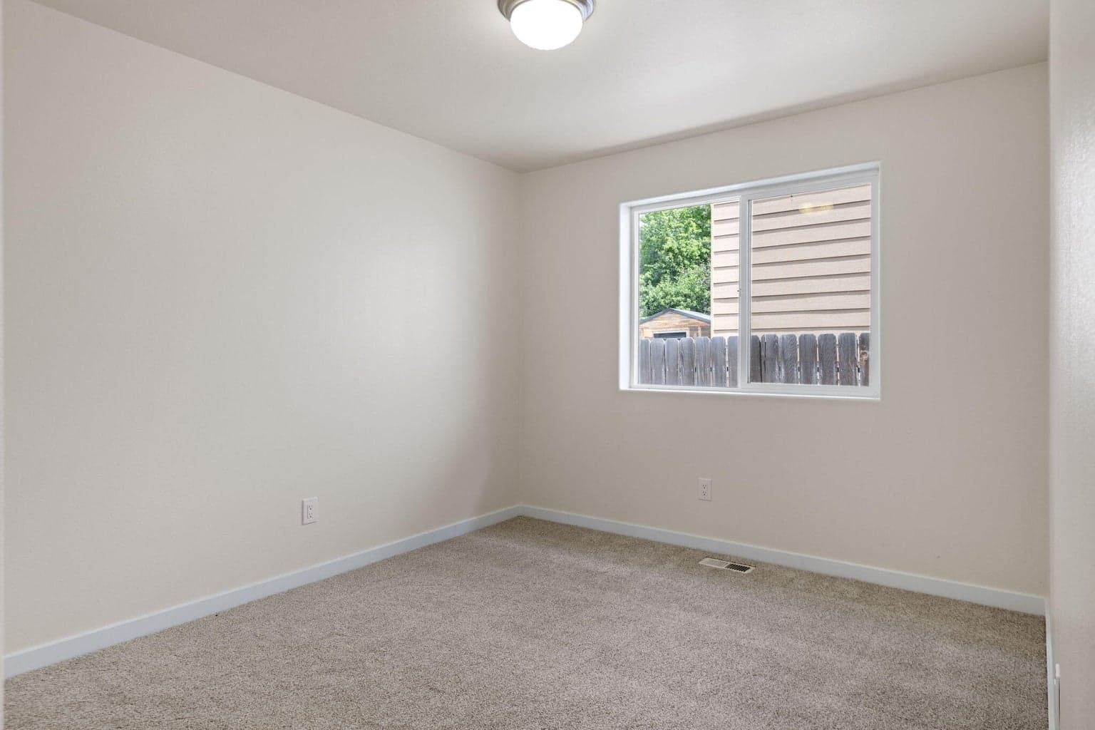 Photo of 2870 NE Jackdaw Drive 13 of 19