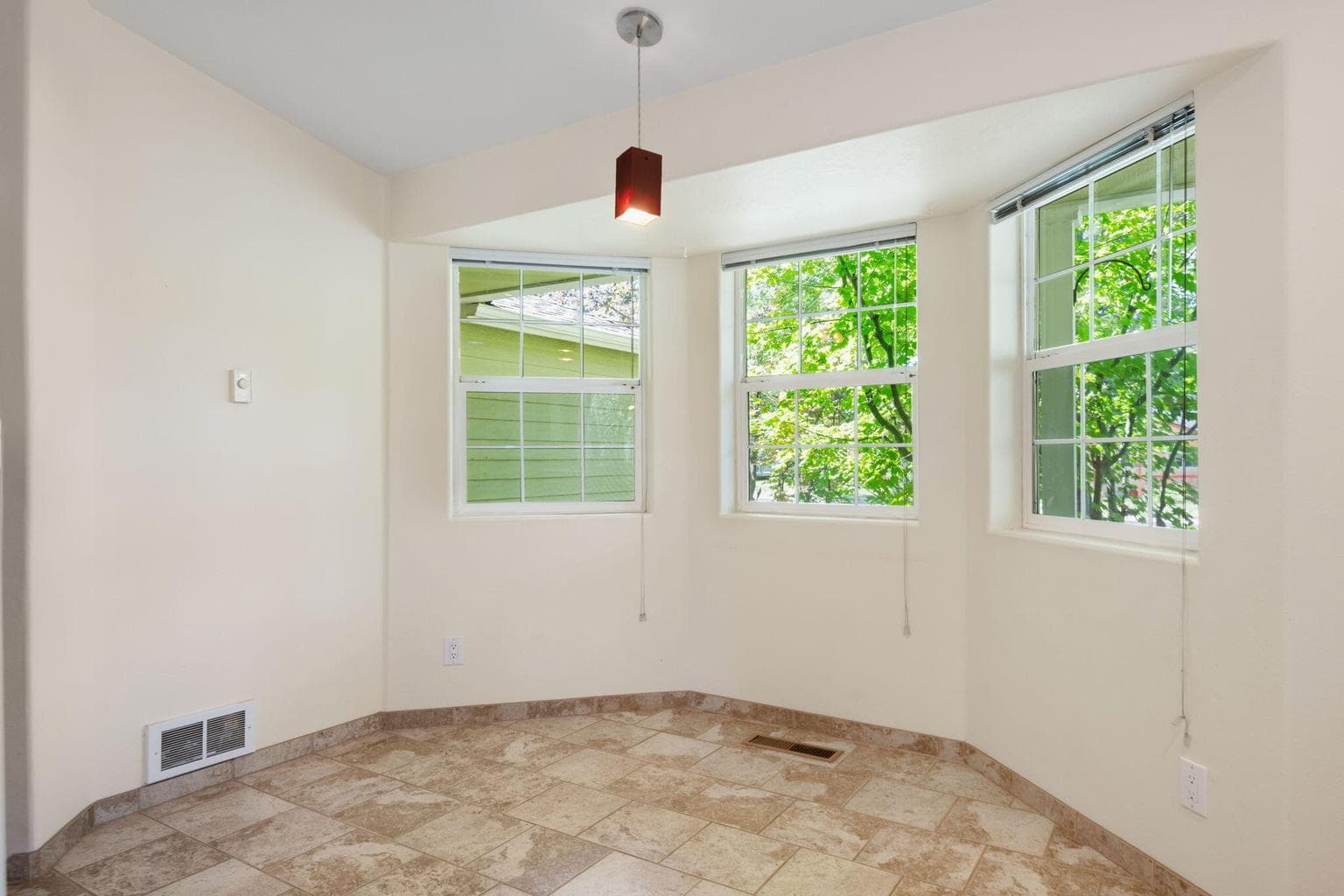 Photo of 527 SW Forest Grove Drive 10 of 22