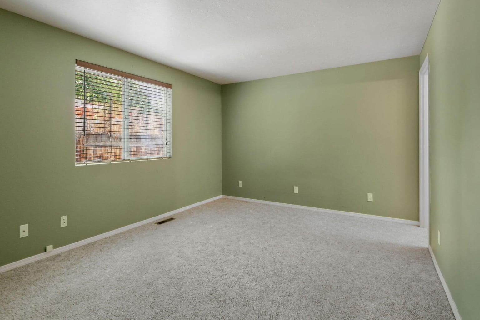 Photo of 527 SW Forest Grove Drive 12 of 22