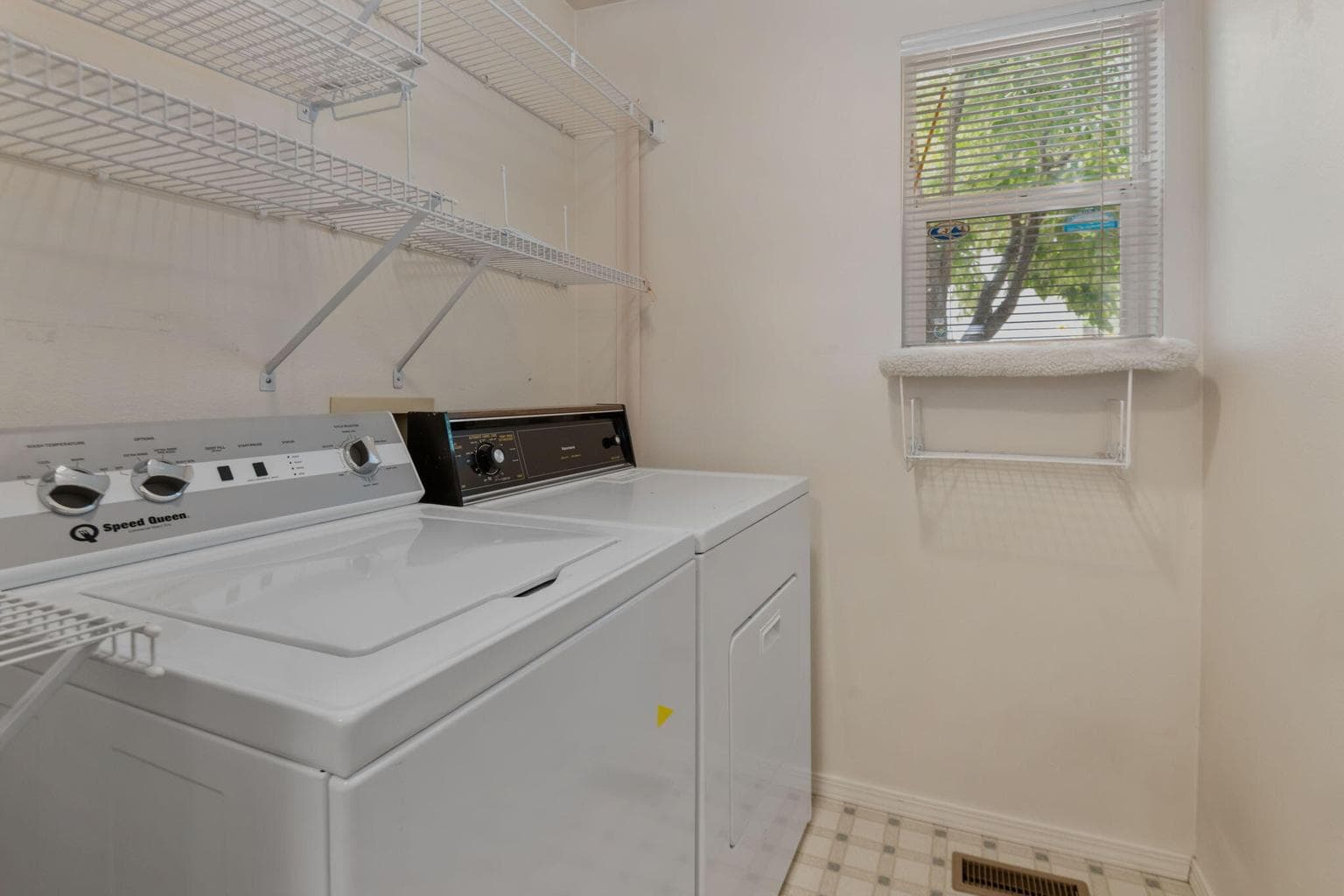 Photo of 527 SW Forest Grove Drive 18 of 22