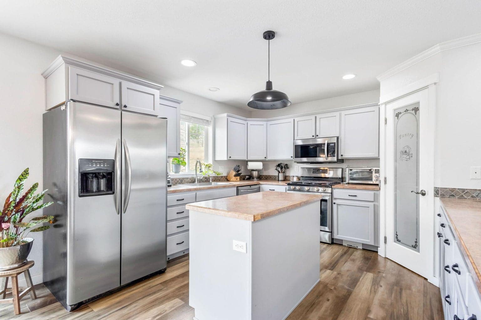 Photo of 558 SW Cedar Hill Drive 10 of 40