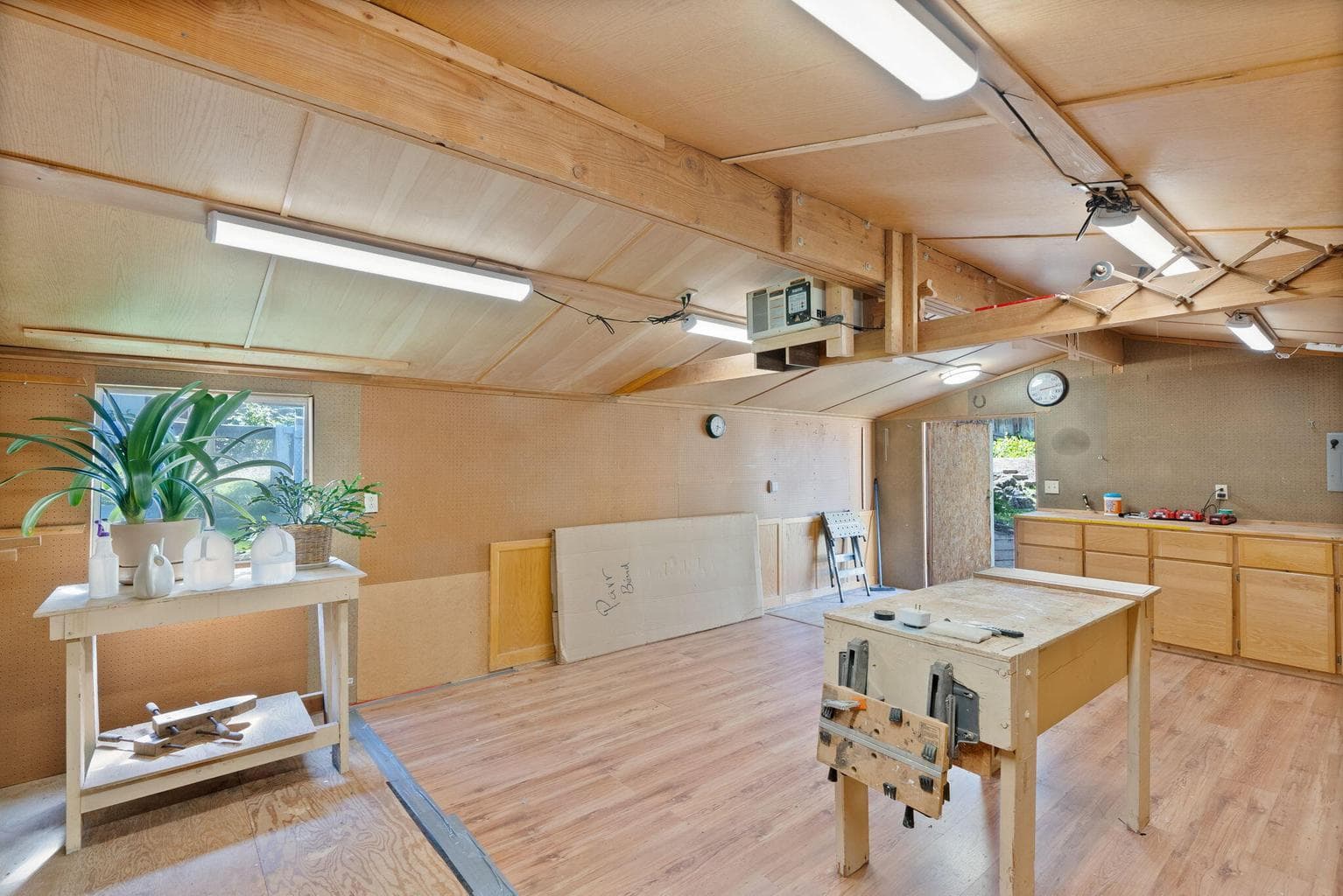Workshop with 220 V dedicated