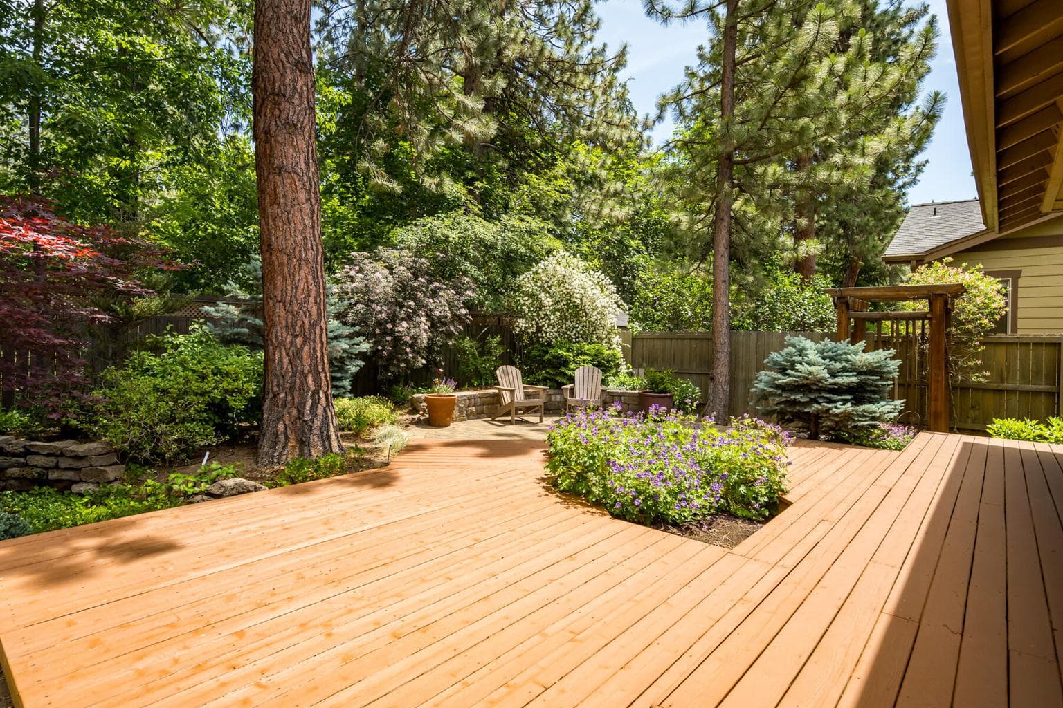 Expansive deck