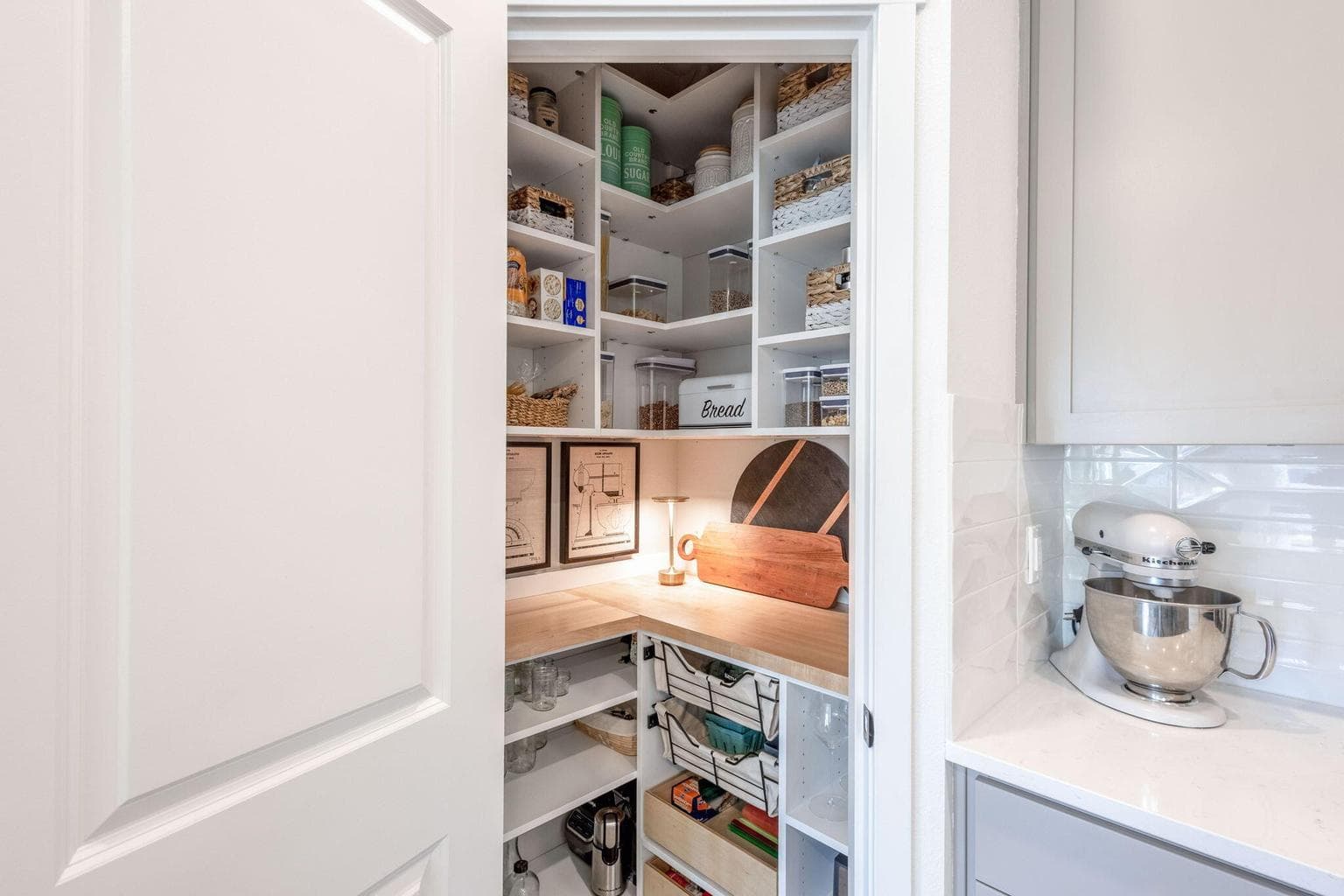 Get the most out of your space with this efficient layout and workspace.