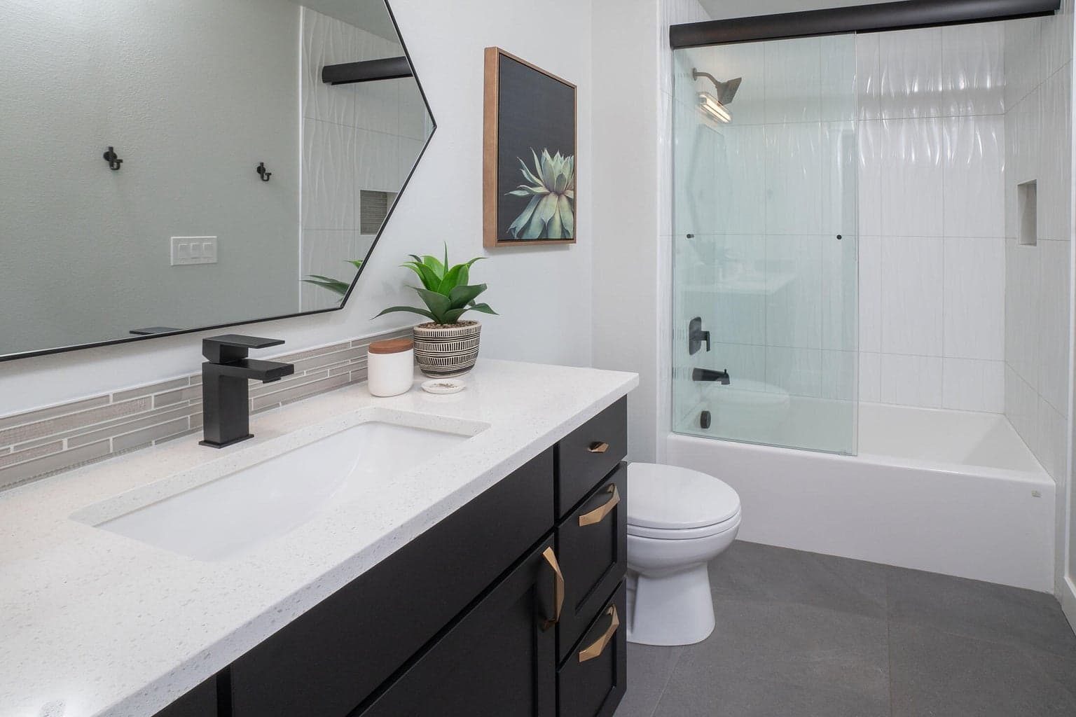 Guest bath upstairs with tub/shower combo.