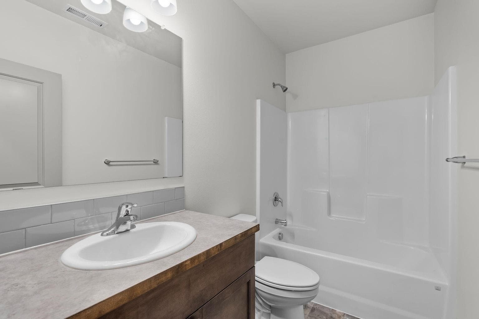 Photo of 2428 NW Kingwood Avenue 22 of 29