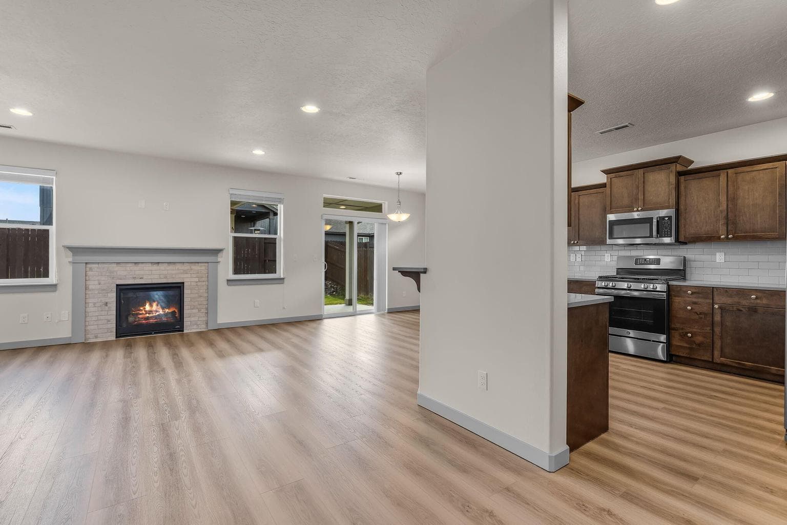 Photo of 2428 NW Kingwood Avenue 6 of 29