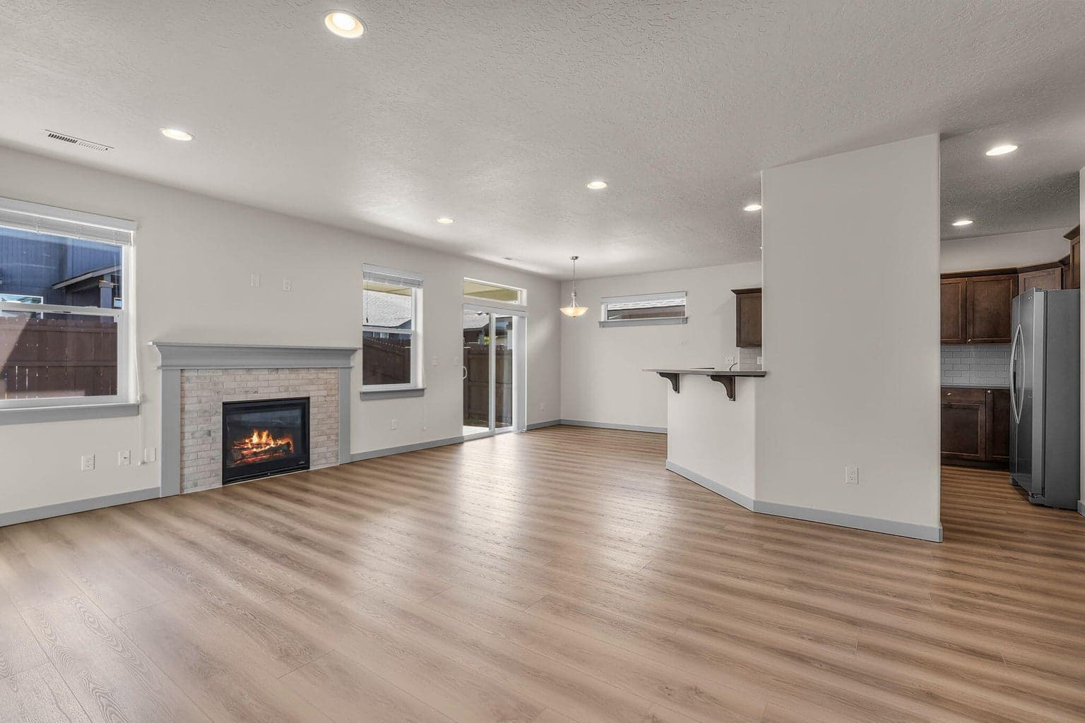 Photo of 2428 NW Kingwood Avenue 7 of 29