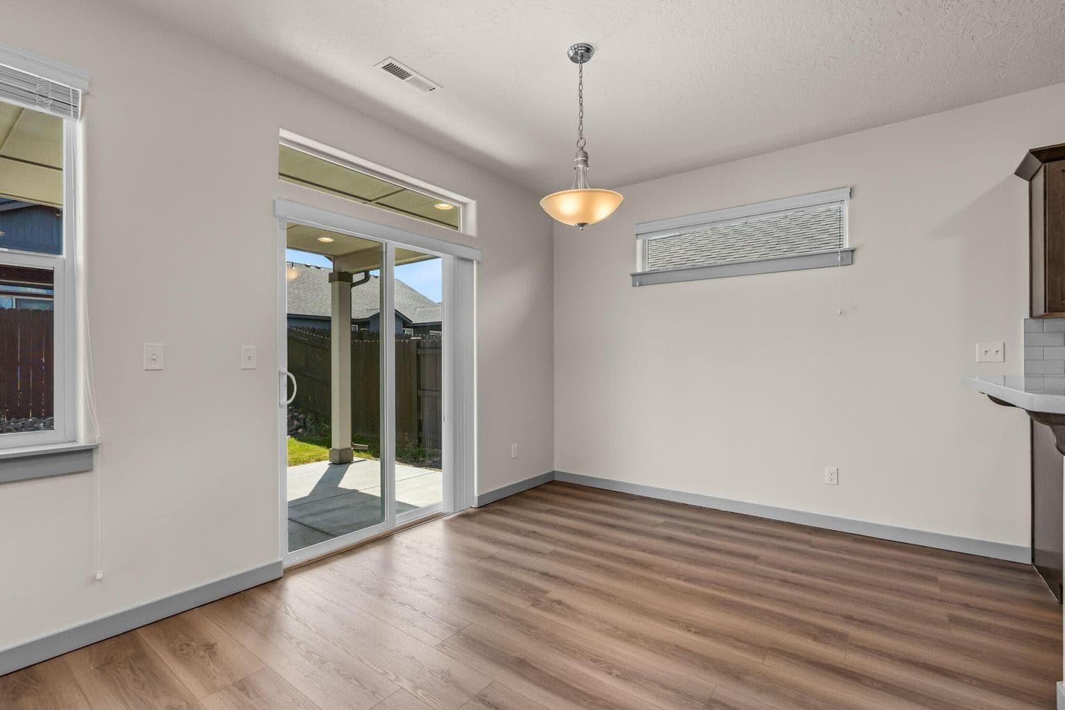 Photo of 2428 NW Kingwood Avenue 8 of 29