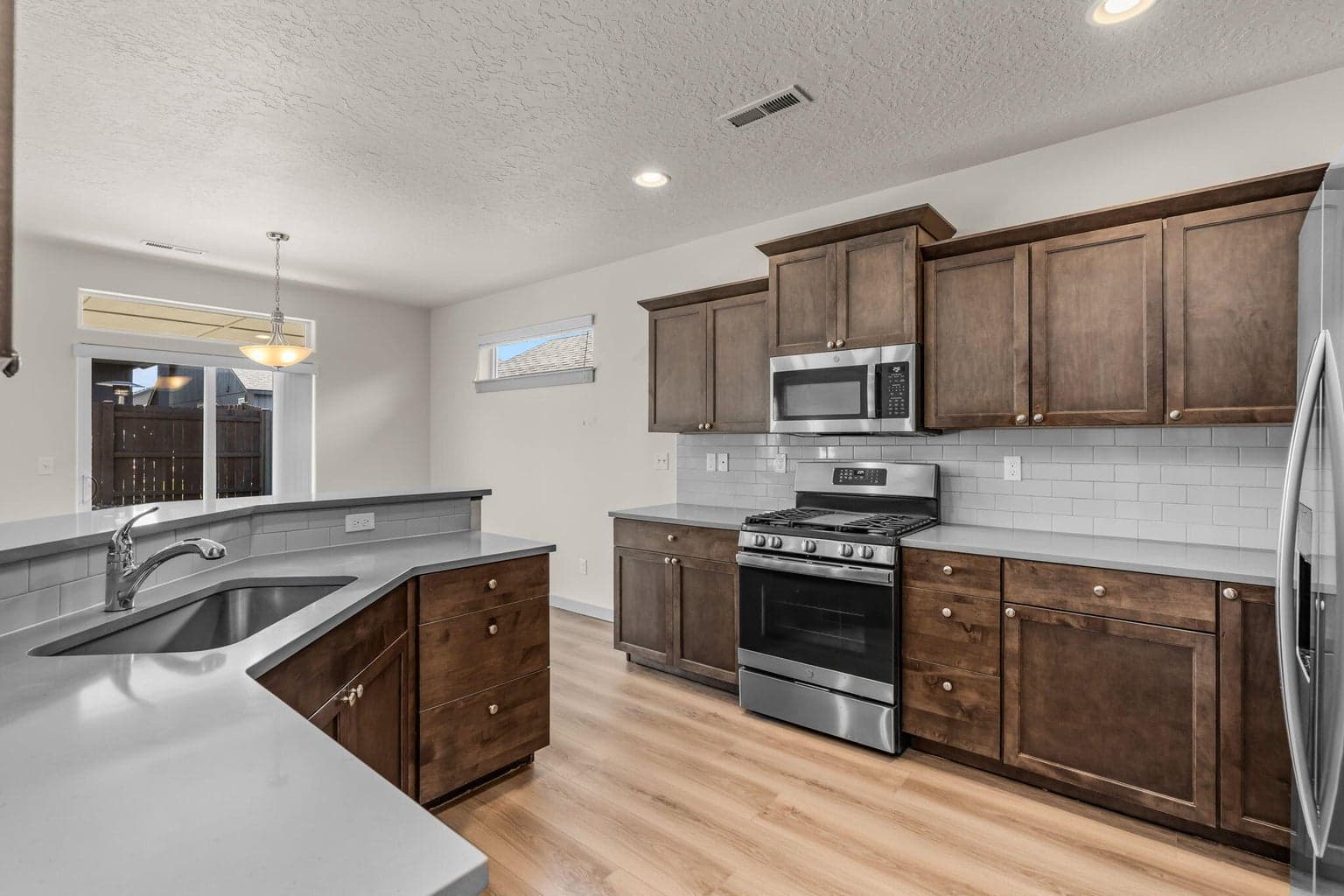Photo of 2428 NW Kingwood Avenue 11 of 29