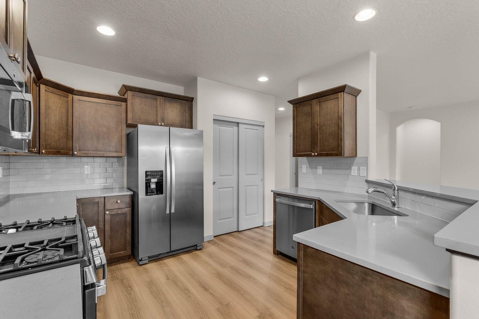 Photo of 2428 NW Kingwood Avenue 13 of 29