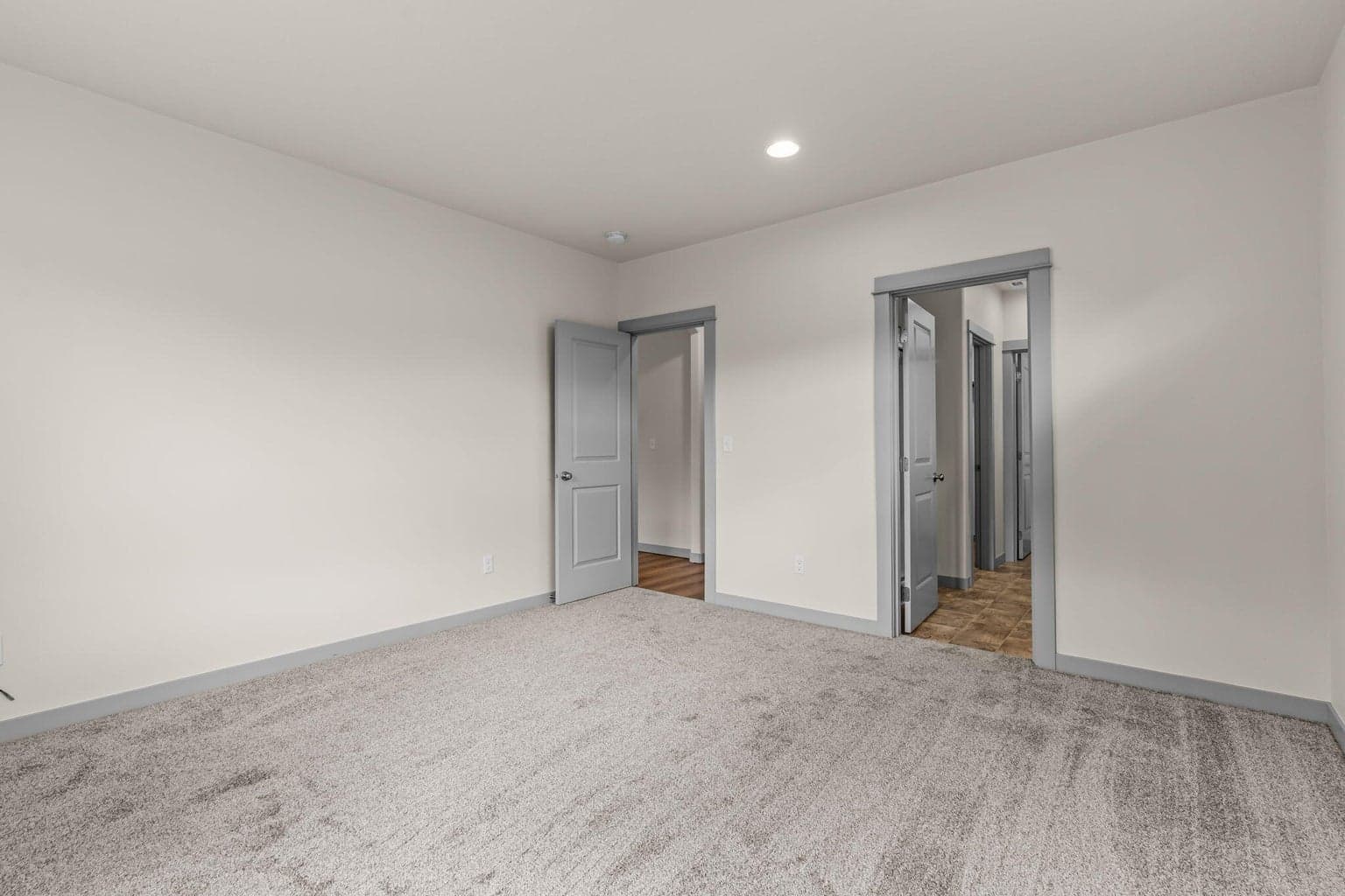 Photo of 2428 NW Kingwood Avenue 17 of 29