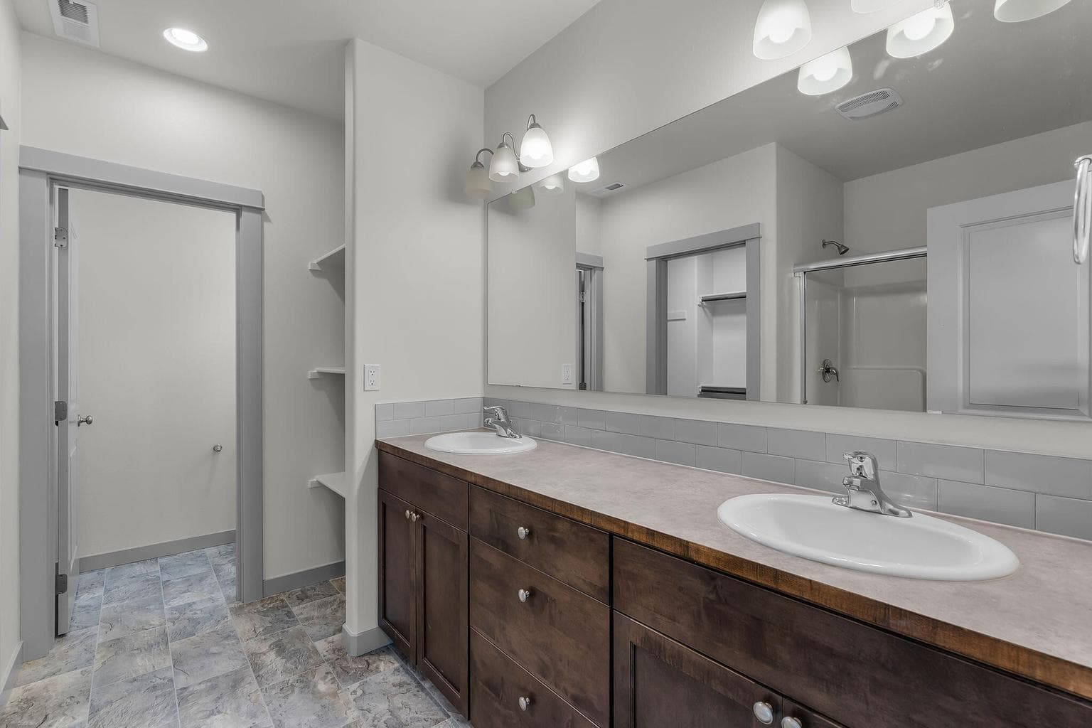Photo of 2428 NW Kingwood Avenue 18 of 29