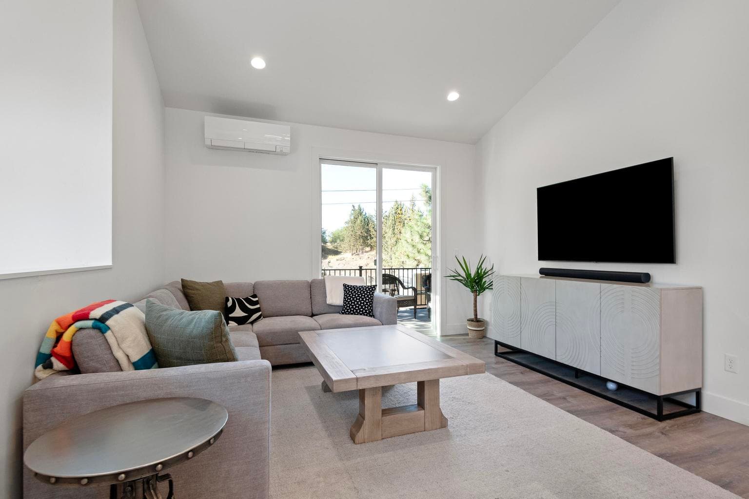 Photo of 202 NW Thurston Avenue 11 of 32