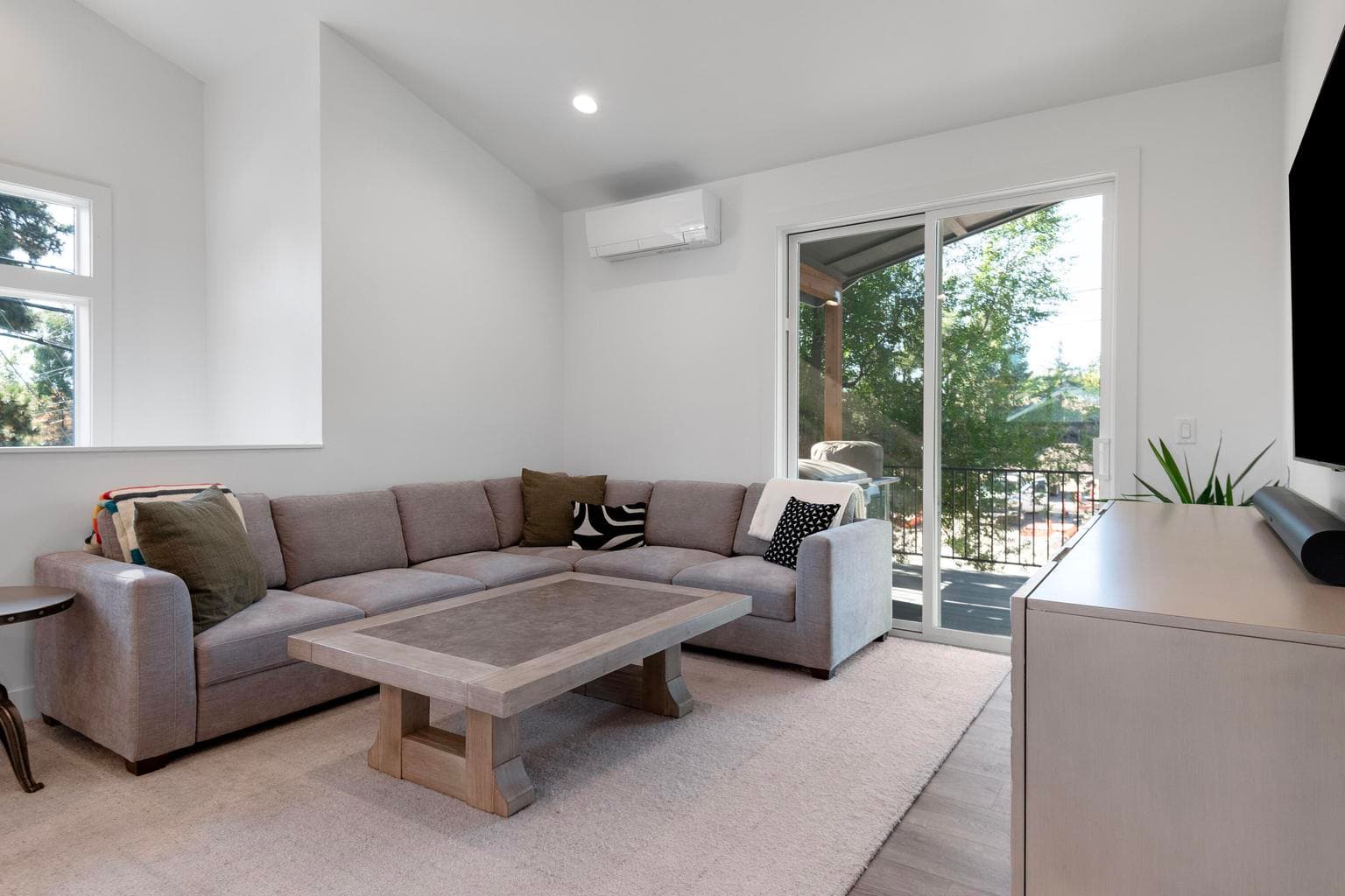 Photo of 202 NW Thurston Avenue 13 of 32