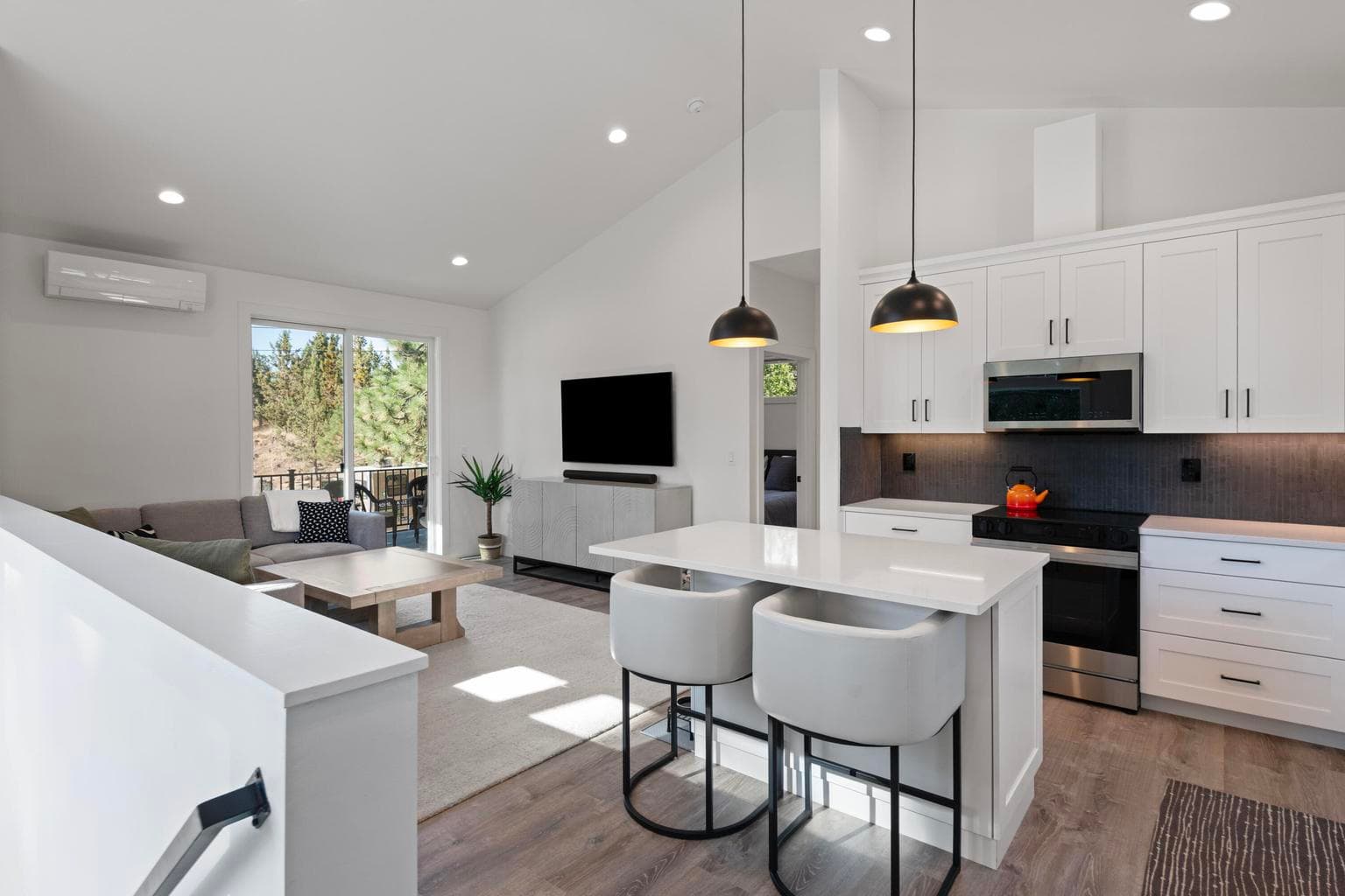 Photo of 202 NW Thurston Avenue 10 of 32