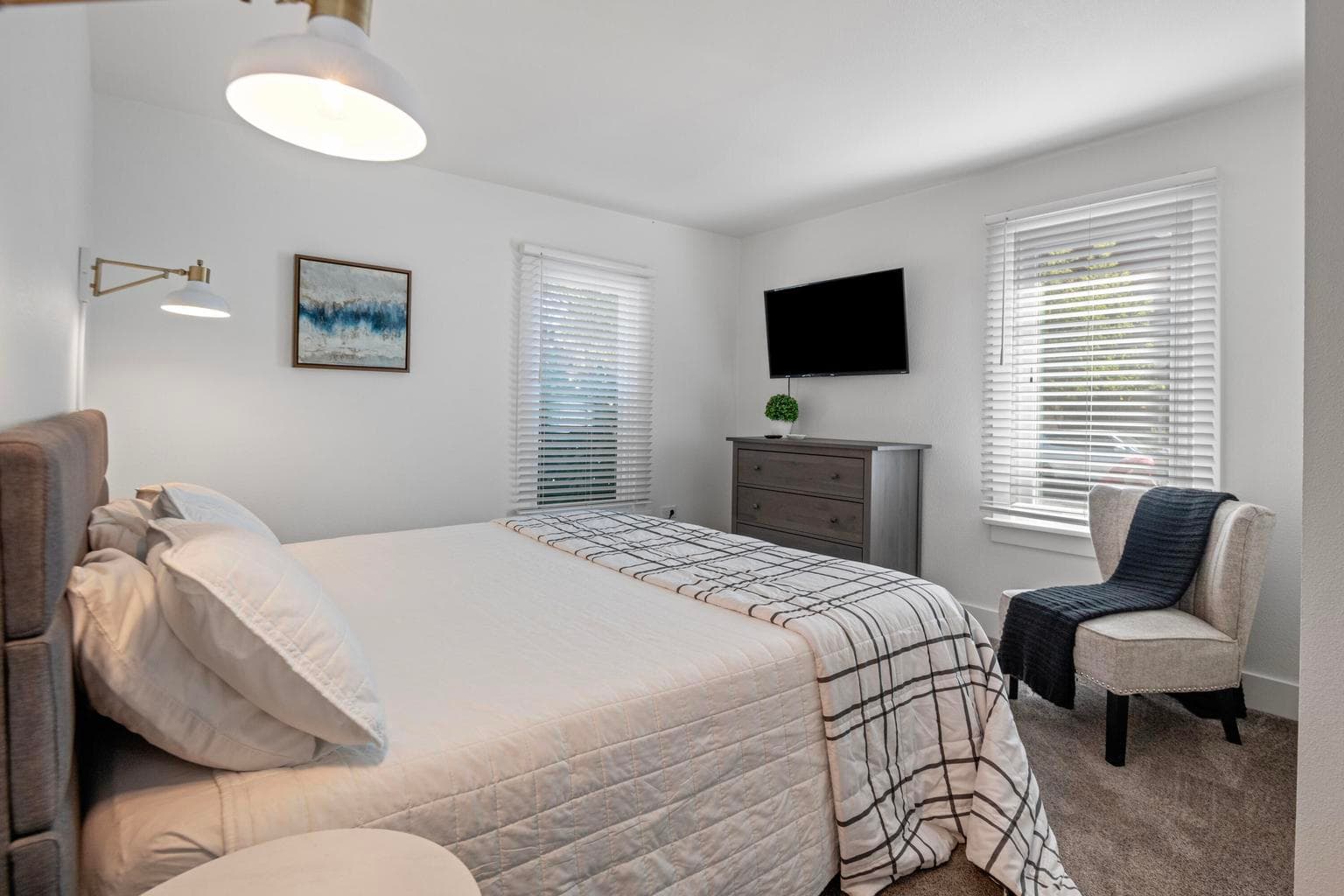 Photo of 202 NW Thurston Avenue 24 of 32