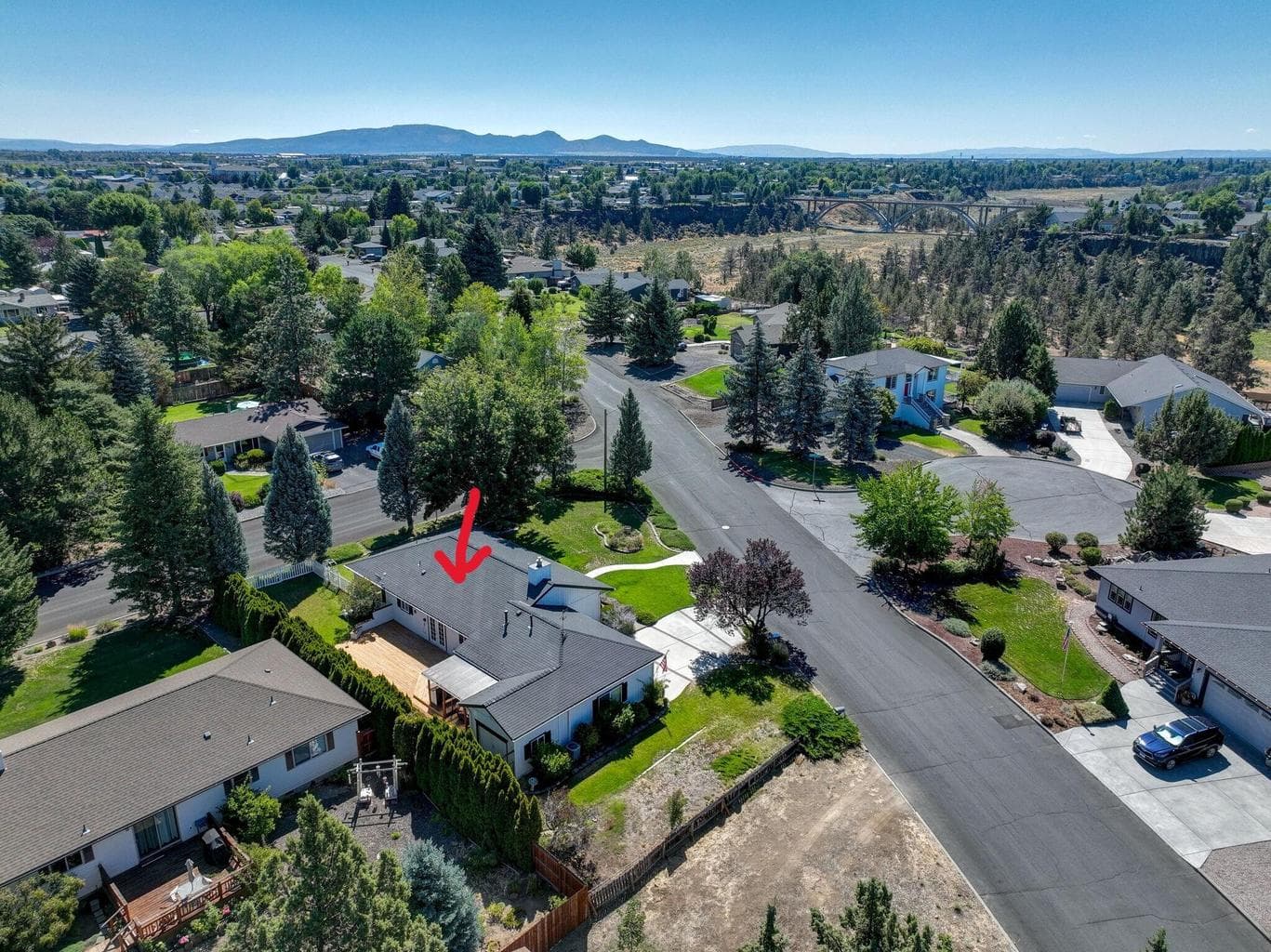 Photo of 2114 NW Canyon Drive 7 of 33