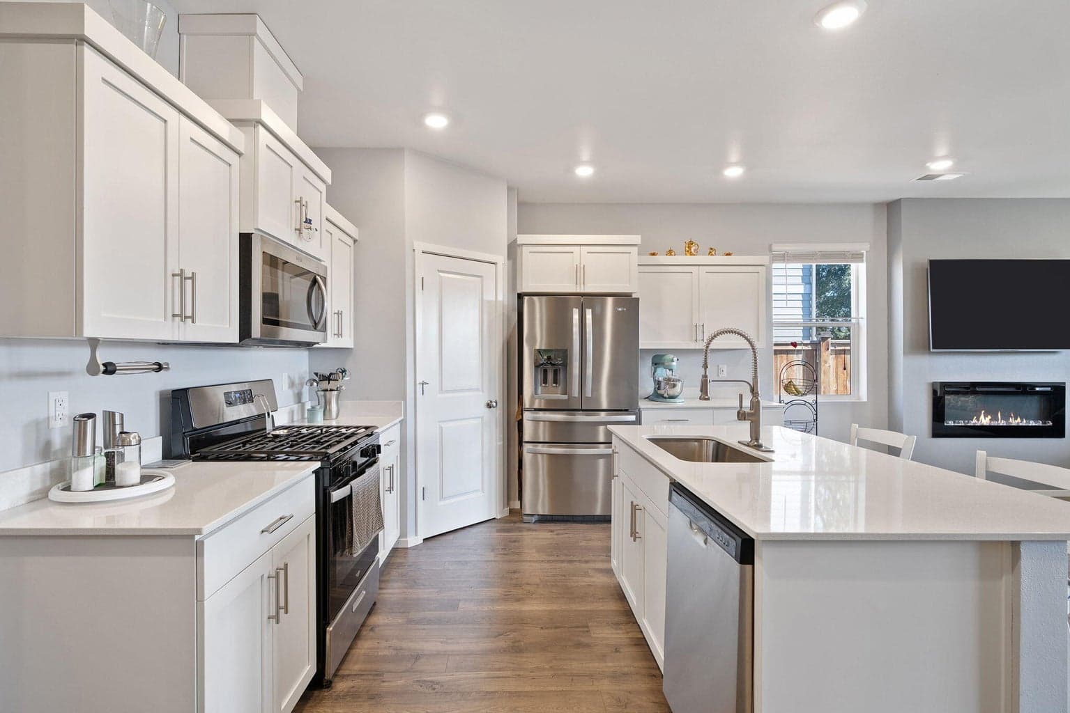 Photo of 388 SE Stetson Court 6 of 43