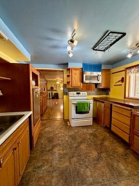 Photo of 15681 Blue Bird Lane 19 of 44