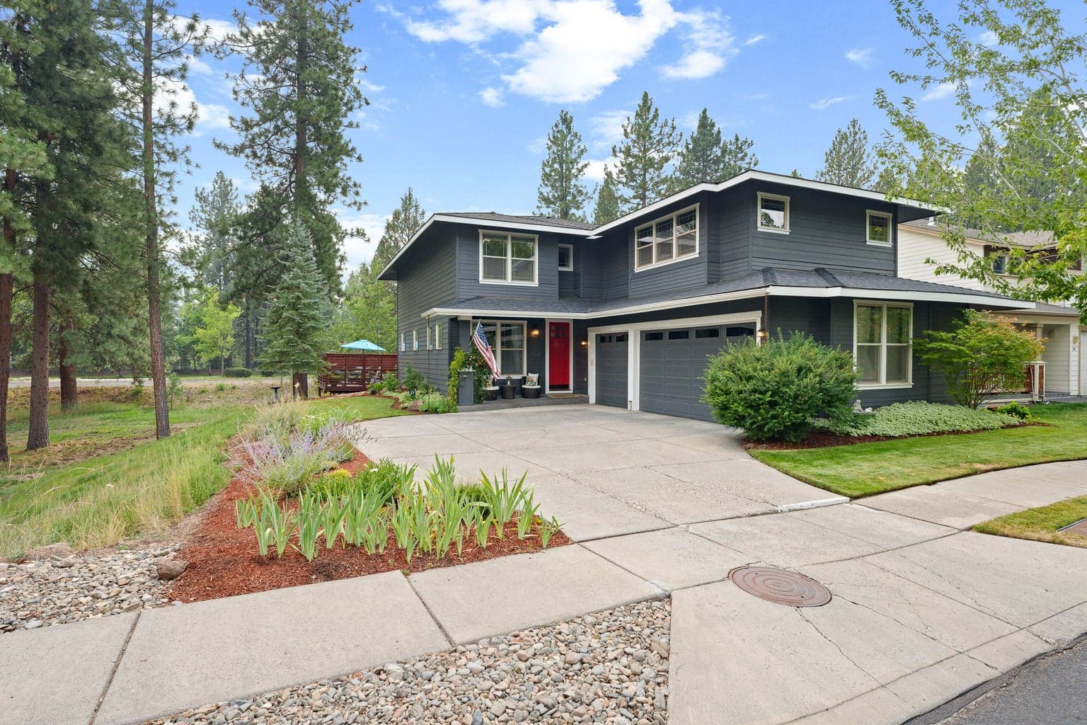 Fresh exterior paint and adjacent to a vacant lot that won't be built on providing extra privacy.