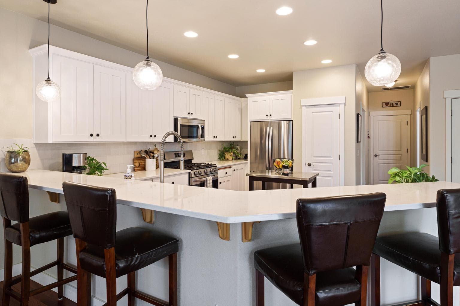 Large breakfast bar with seating for the whoel family