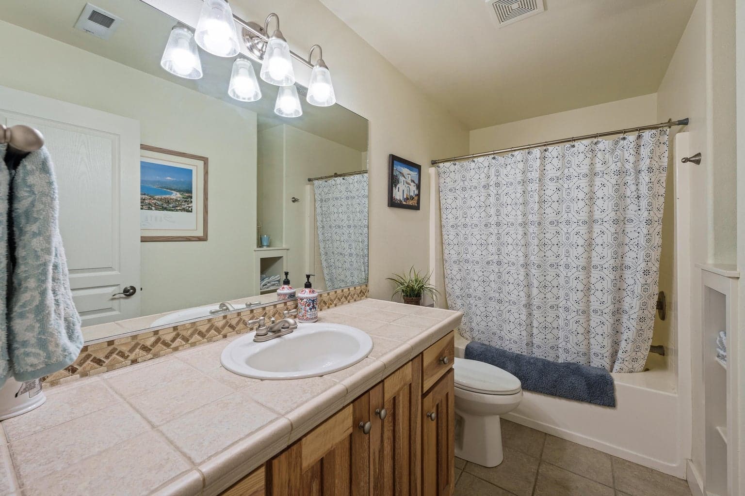 Ensuite bathroom connected to Guest bedroom 1