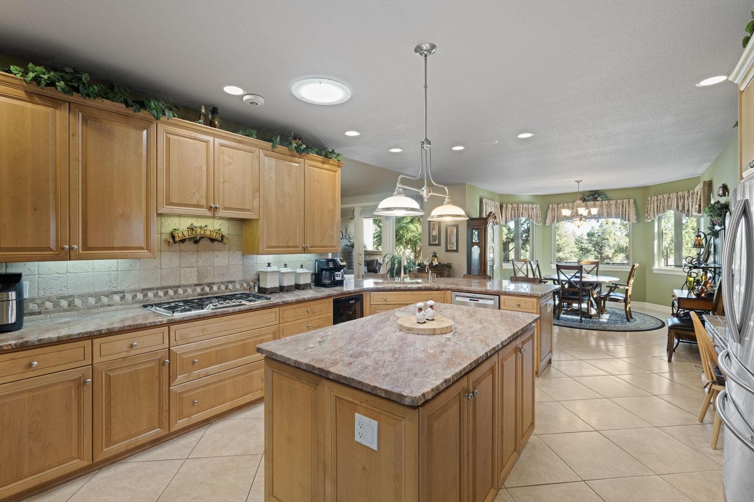kitchen and breakfast room