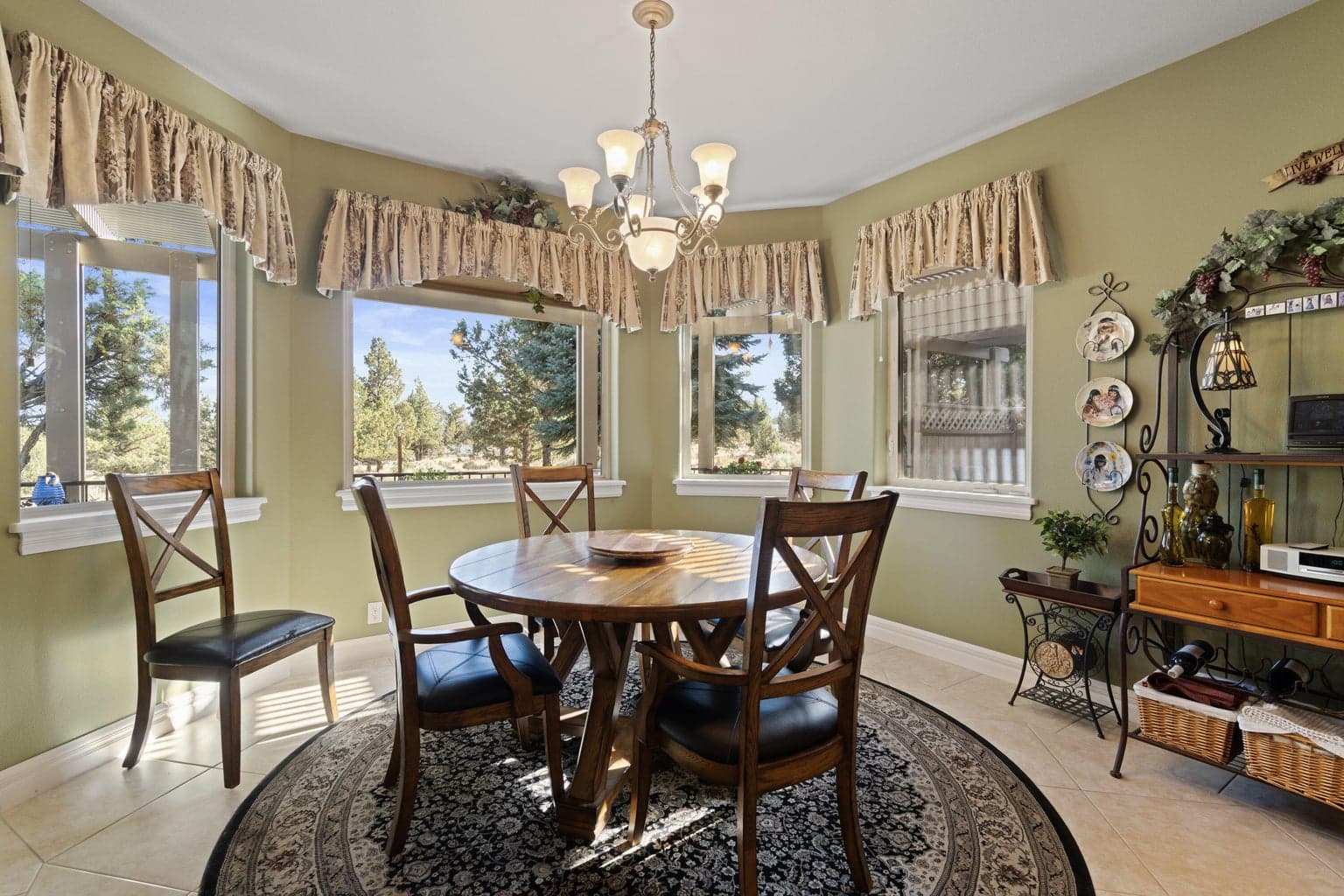 breakfast room