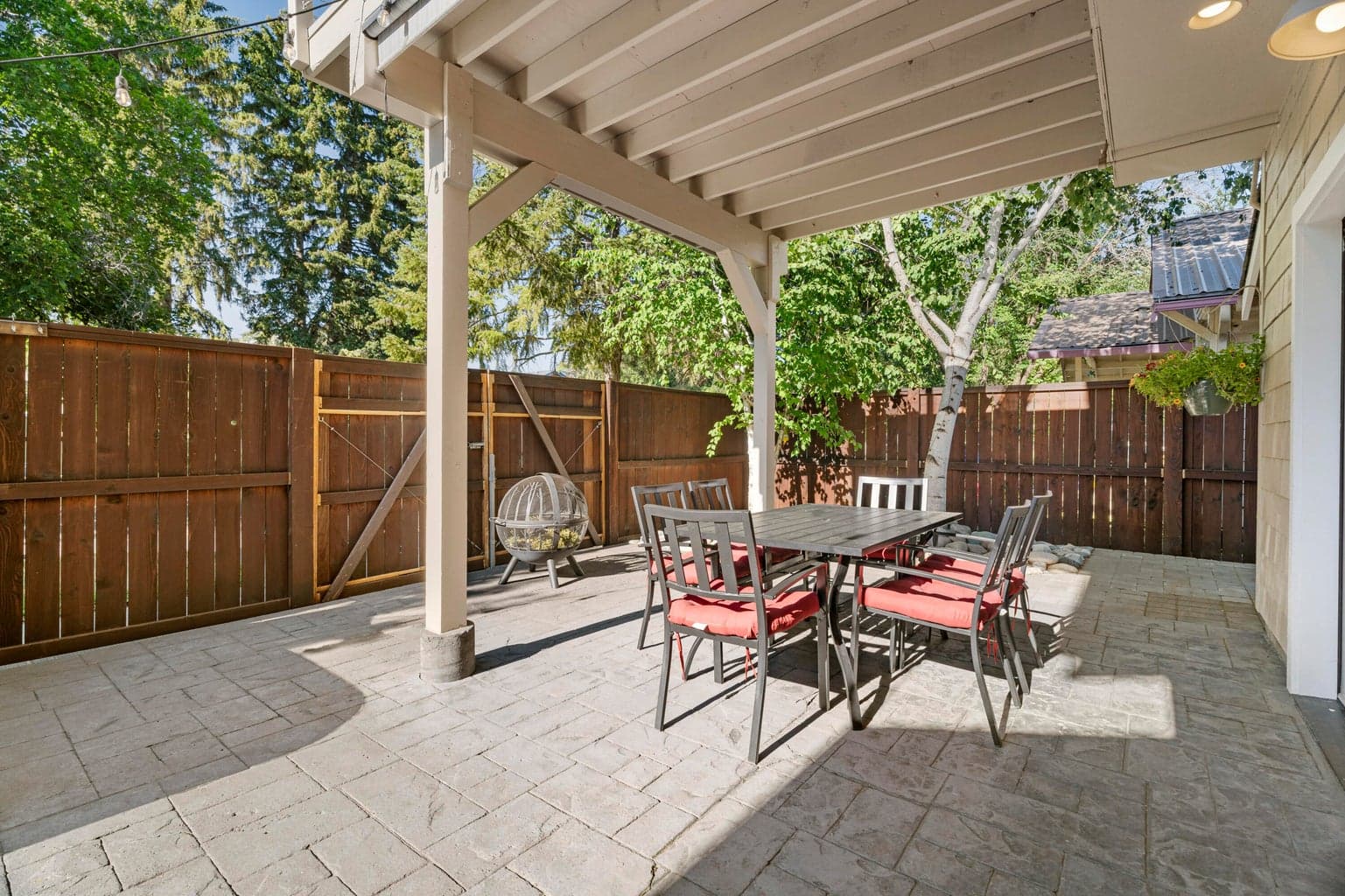 Photo of 440 NW Riverfront Street 31 of 46