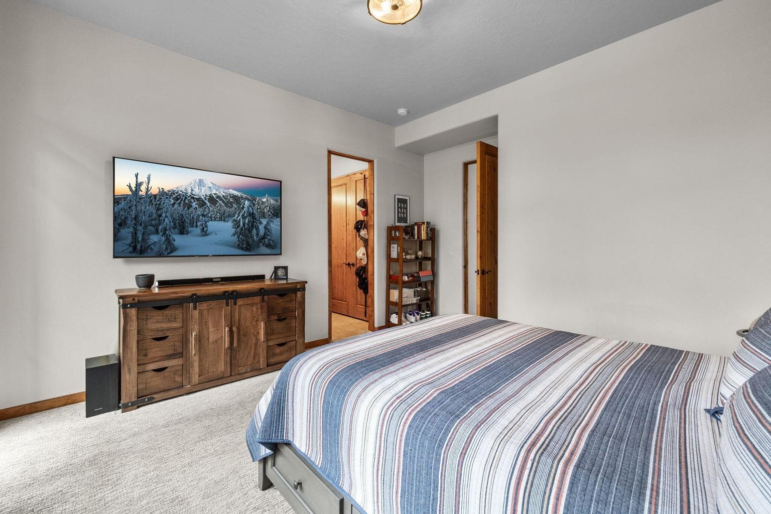 Full En-Suite Guest Bedroom on main level