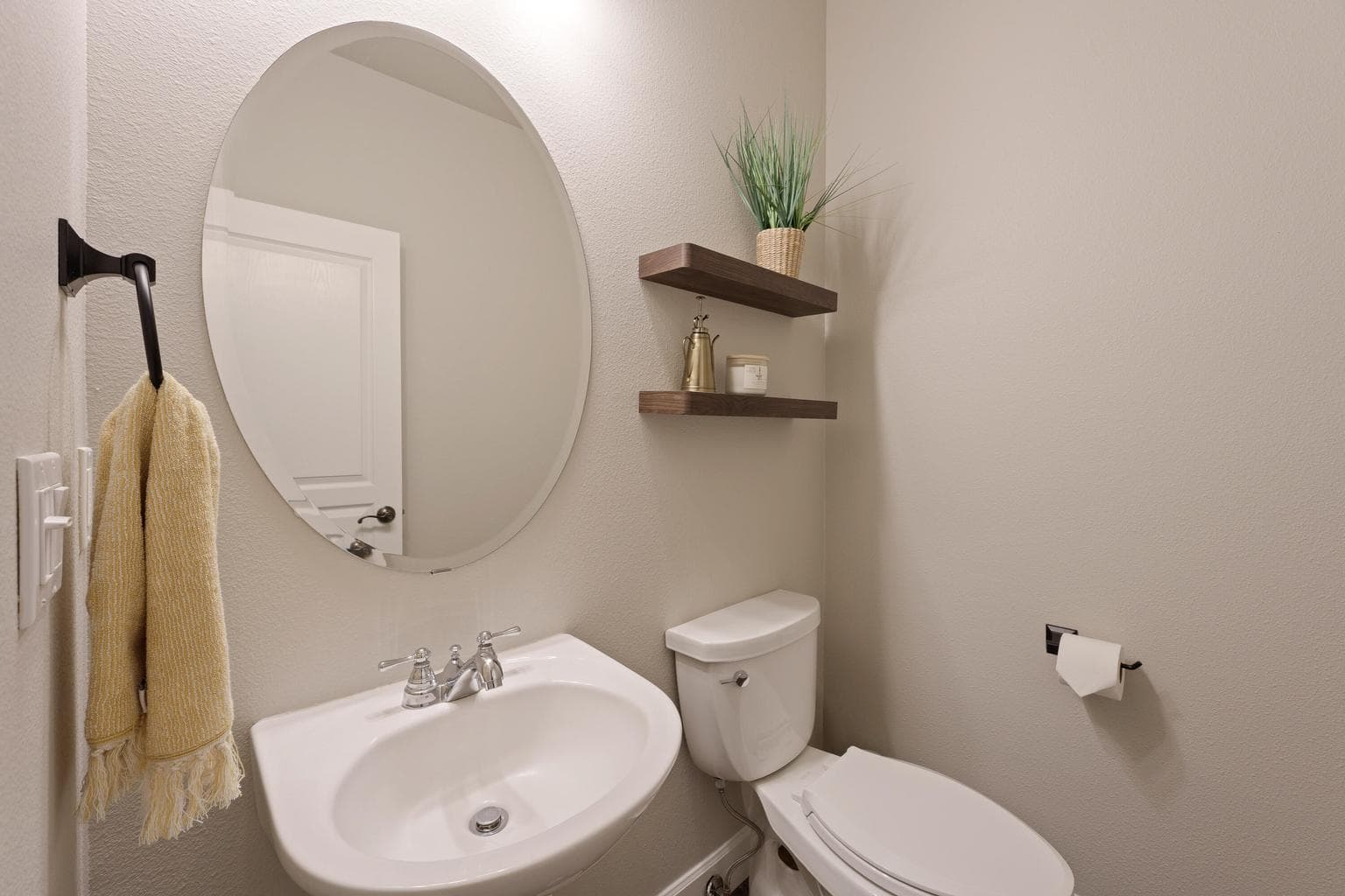 Photo of 1553 NW Lewis Street 9 of 45