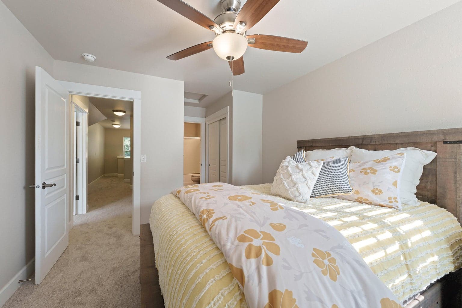 Photo of 1553 NW Lewis Street 32 of 45
