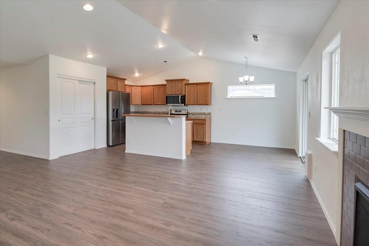 Photo of 367 SW 32nd Street 6 of 23