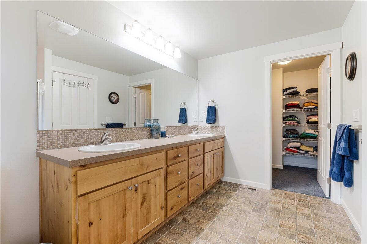 Photo of 1370 NW 21st Street 12 of 25